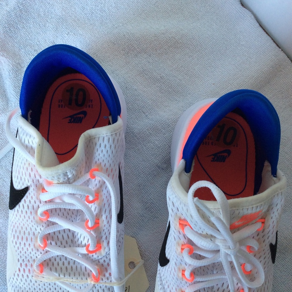 Nike,blanco con azul y toques de fuisha.